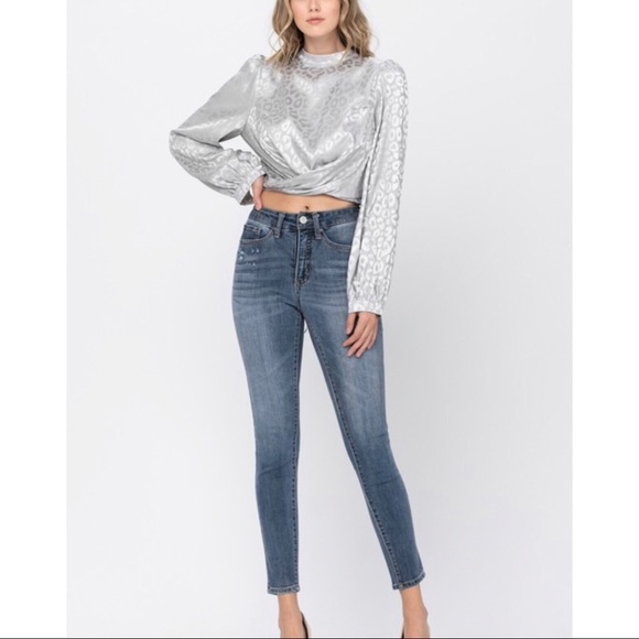 Beautiful silver print back tie blouse top - Picture 4 of 9